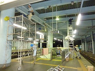 駅ホーム天井鉄骨部への施工